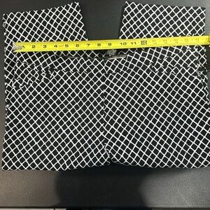 89th & Madison Black and White Geometric pedal pushers size extra large